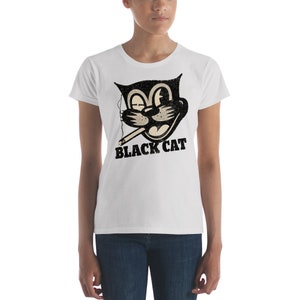 Puede incluir: Camiseta blanca para mujer con un gato de dibujos animados en blanco y negro fumando un cigarrillo. El texto "BLACK CAT" est&aacute; impreso debajo del gato.