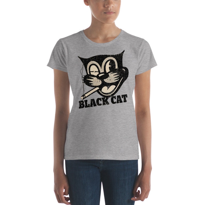 Puede incluir: Una camiseta gris para mujer con un gato de dibujos animados en blanco y negro fumando un cigarrillo. El texto "BLACK CAT" est&aacute; impreso debajo del gato.