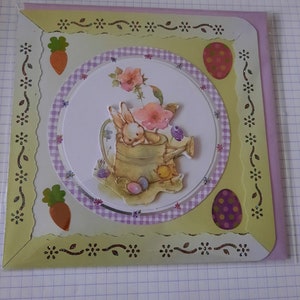 Carte Paques lapin dans un arrosoir