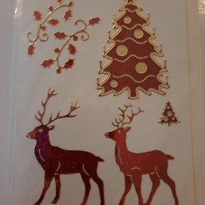 Carte Noel avec 2 rennes et un sapin et une guirlande