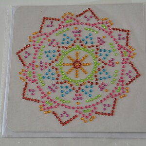 Carte Mandala avec des perles de cristal avec des triangles jaunes d'or
