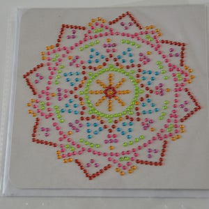 Carte Mandala avec des perles de cristal pointe rouge et petit arc jaune d'or