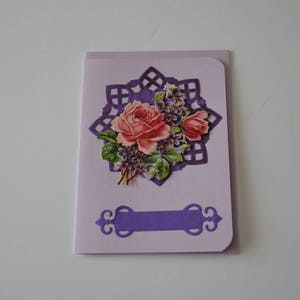 Carte mauve avec bouquet de fleurs en 3D