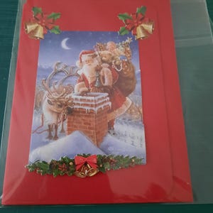 Carte rouge avec un Père Noel