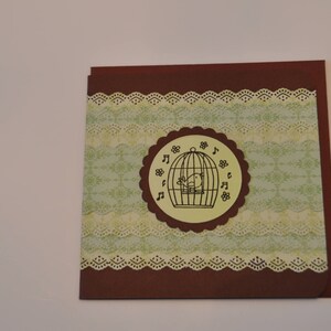 Carte marron avec dégradée de vert cage et oiseau