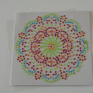Carte Mandala avec des perles de cristal arc de cercle vert et cercle rouge
