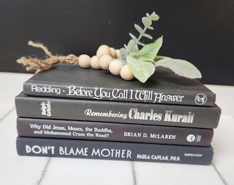 ブラックデコレーションブックスタック：ホワイト＆シルバーレタリング、インスタントライブラリー - 4冊セット