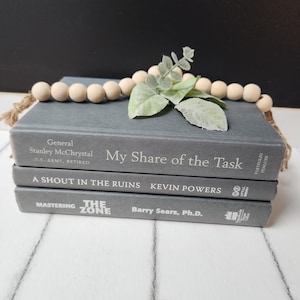 3 grijze boekenstapel | Grijze bundel enscenering boeken | Gebruikte boeken op kleur voor decoratie | Decoratieve boekenplankvoorwerpen | Ideeën voor mantel en salontafel