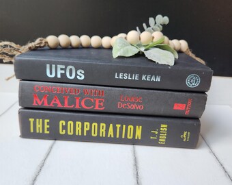 Pile de livres décorative noire : lettrage coloré, décoration d'étagère moderne - Lot de 3