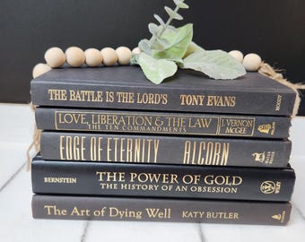 Lot de livres décoratifs noir et or : mise en scène instantanée dans la bibliothèque - lot de 5