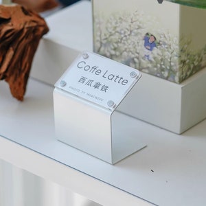 Suporte de marca, etiqueta de preço, placa de marca, placa de marca de acrílico transparente, adereços de fotografia de cosméticos, suporte de balcão, suporte de cartão de visita,