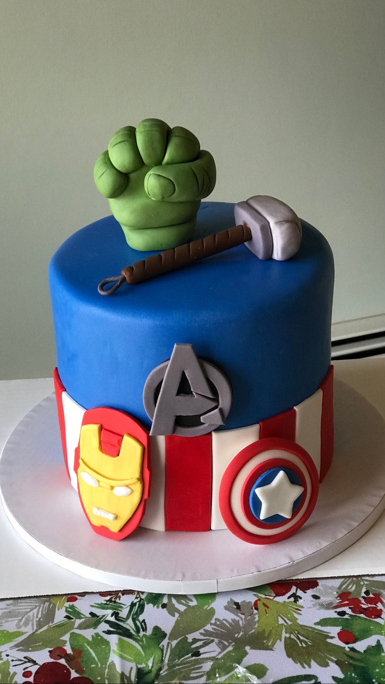 Pastel de fondant súper héroe con el logotipo de Hulk Iron - Etsy España