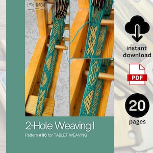 Könnte beinhalten: Ein türkis-goldenes gewebtes Textil wird auf einem Holzwebstuhl gezeigt. Das Bild ist ein PDF-Muster für das Tablettenweben mit dem Text "2-Hole Weaving I" und "Pattern #06 for TABLET WEAVING". Das Cover enthält auch "sofortiger Download" und "20 Seiten".