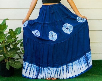 Falda maxi hippie escalonada teñida a mano con estampado de olas índigo / Falda bohemia / Ropa tie-dye / Ropa hippie / Falda de playa