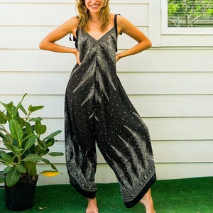 Macacão boho preto com estampa de pavão, calça e bolsos, macacão de verão com pernas largas, macacão com calça harém para ioga, roupa de dormir, saída de praia