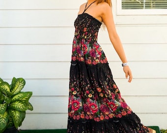 Vestido largo bohemio negro con estampado floral y volantes, vestido con escote halter, vestido largo bohemio, ropa bohemia, vestido bohemio, vestido de verano
