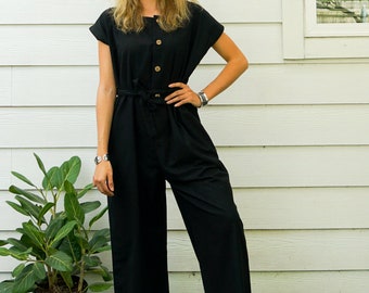 Jumpsuit aus Bio-Baumwolle mit weitem Bein | Jumpsuit mit Knopfleiste vorne und Bindegürtel in der Taille, minimalistischer Boho-Stil, lässiger Jumpsuit, bequeme Loungewear