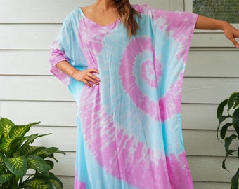 Może przedstawiać: Długa, zwiewna sukienka kaftan w kolorze niebieskim i różowym z tie-dye i dekoltem w kształcie litery V.