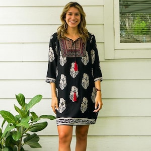 Blusa estilo túnica bohemia con estampado floral negro, ropa bohemia