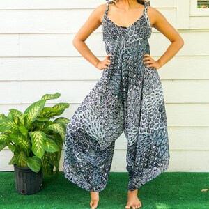 Macacão boho preto com estampa de pavão, calça e bolsos, macacão de verão com pernas largas, macacão com calça harém para ioga, roupa de dormir, saída de praia