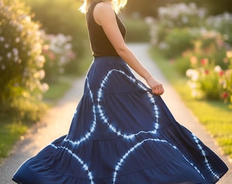 Falda maxi hippie escalonada teñida a mano Indigo Orbit / Falda bohemia / Ropa tie-dye / Ropa hippie / Falda de playa