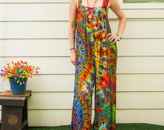 Mono bohemio teñido a mano de Electric Garden, mono hippie tie-dye, monos harem con estampado tie-dye, ropa bohemia, ropa tie-dye