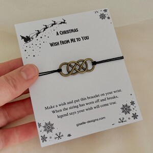Bracelet initial à breloques Souhaits de Noël - Un petit souhait pour Noël - Remplissage de bas de Noël - Carte de joyeux Noël - Joyeux Noël - Père Noël secret