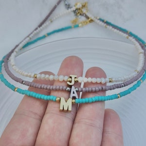 Collar inicial, Collar con cuentas, Collar monograma, Anti deslustre, Joyería impermeable, Regalo de dama de honor, Collar de novia, Regalo de Navidad