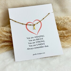 Collar con monograma de acero inoxidable - Letra inicial - Eres increíble - Eres valiente - Eres fuerte - Poder femenino - Regalos de Navidad para mujeres