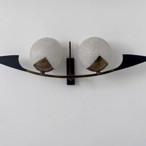 Vintage-Wandlampe aus Messing und Opalin, Arlus, Frankreich 1960