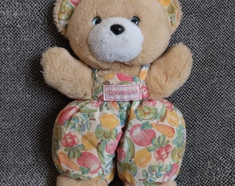 Braunbär-Plüschtier mit Obst- und Gemüseoverall – Vintage-Teddybär-Kuscheltier – Teddybär – Glocke