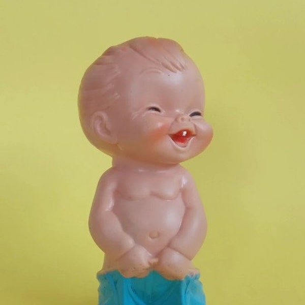 Pouet enfant vintage - Combex - Jouet plastique - Poulbot Chérubin - Figurine bébé - Jeu sonore ancien - Petit garçon qui tient son pantalon