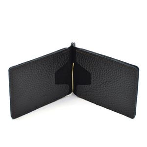 Puede incluir: Una cartera con clip para billetes de cuero texturizado en color marr&oacute;n oscuro, con un mecanismo central de clip met&aacute;lico en tono dorado. La cartera est&aacute; abierta, mostrando dos ranuras interiores para tarjetas con cortes angulares a cada lado.
