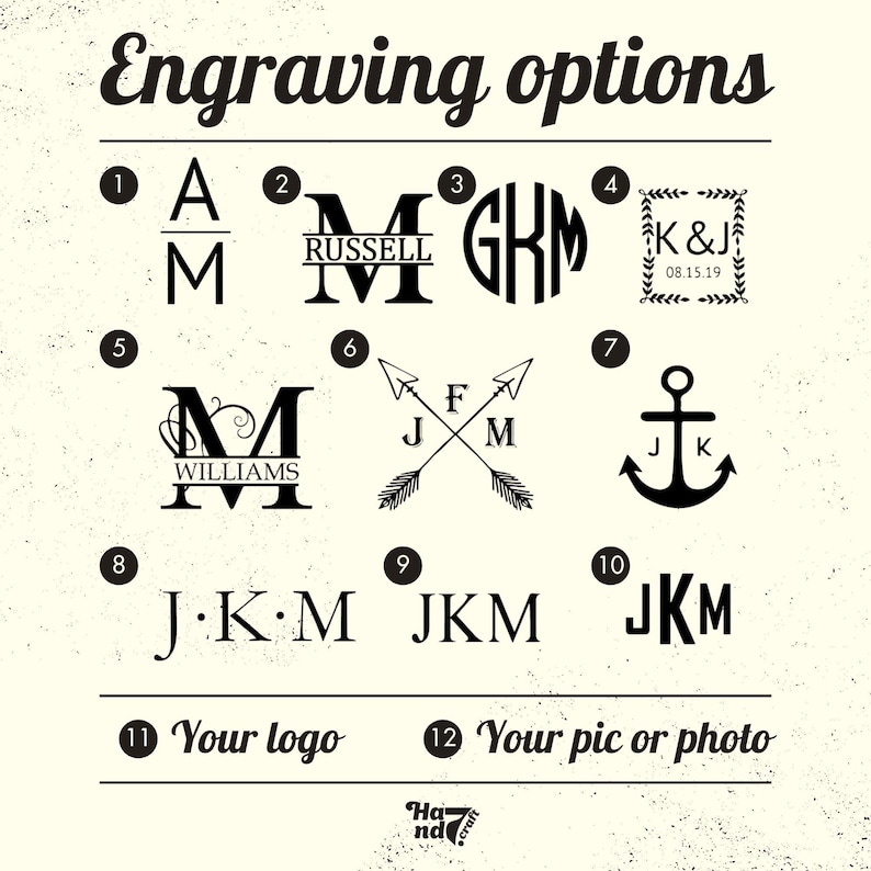 Puede incluir: Un gr&aacute;fico en blanco y negro titulado Engraving options que muestra doce estilos de dise&ntilde;o distintos. Las opciones incluyen varios dise&ntilde;os de monogramas, iniciales con flechas o un ancla, y marcadores de posici&oacute;n para un logotipo o foto, numerados del uno al doce.