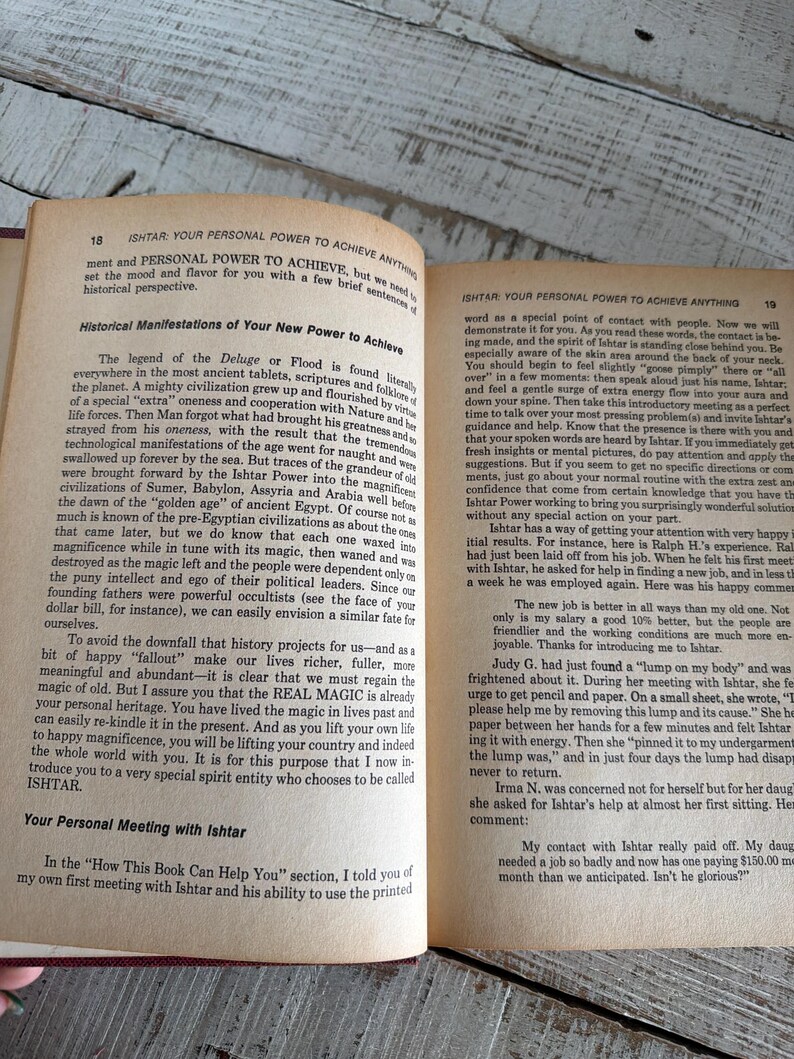 Puede incluir: Libro abierto con texto en papel envejecido. Las p&aacute;ginas muestran texto impreso sobre Ishtar y el poder personal, con t&iacute;tulos y p&aacute;rrafos. El libro est&aacute; abierto sobre una superficie de madera clara.