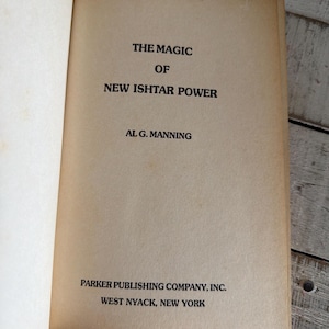 Puede incluir: Libro abierto con el t&iacute;tulo "THE MAGIC OF NEW ISHTAR POWER" de Al G. Manning. Publicado por Parker Publishing Company, Inc., West Nyack, Nueva York. Las p&aacute;ginas son de color marr&oacute;n claro.