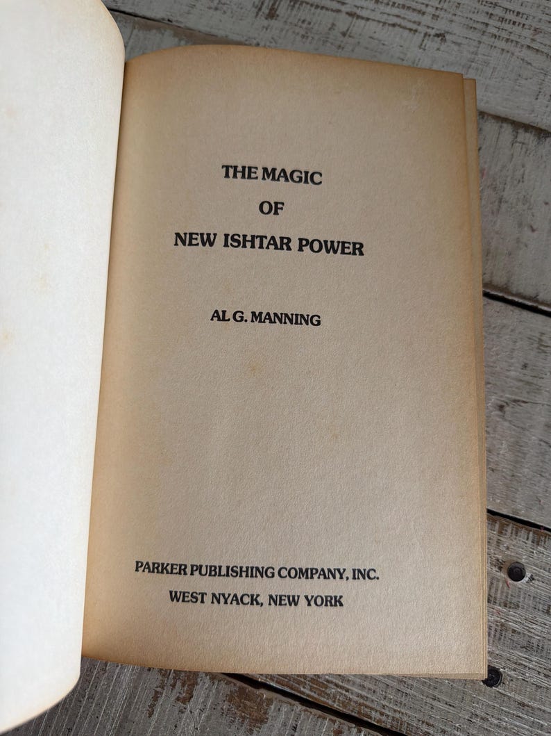 Puede incluir: Libro abierto con el t&iacute;tulo "THE MAGIC OF NEW ISHTAR POWER" de Al G. Manning. Publicado por Parker Publishing Company, Inc., West Nyack, Nueva York. Las p&aacute;ginas son de color marr&oacute;n claro.