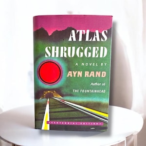 Atlas Shrugged, de Ayn Rand, edição do centenário de 2005, romance distópico clássico, capa dura vintage, livro colecionável, livro clássico atemporal