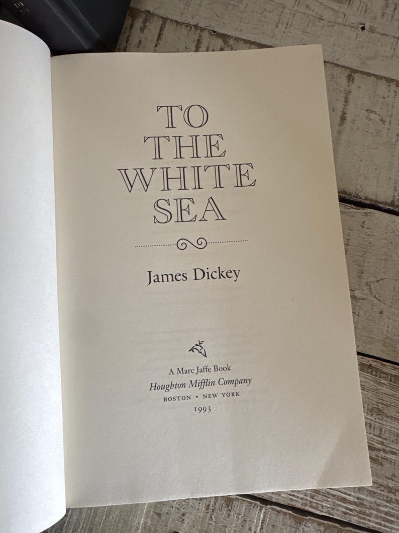 Pu&ograve; includere: Pagina di libro aperta con il titolo "TO THE WHITE SEA" di James Dickey. L'editore &egrave; Houghton Mifflin Company, con copyright del 1993. Il testo &egrave; in un carattere serif su una pagina color crema.