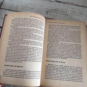 Puede incluir: Libro abierto sobre una superficie de madera, con texto sobre Ishtar y el poder de lograr. Las p&aacute;ginas est&aacute;n envejecidas, con texto visible y una est&eacute;tica vintage. El t&iacute;tulo y el autor del libro no son visibles.