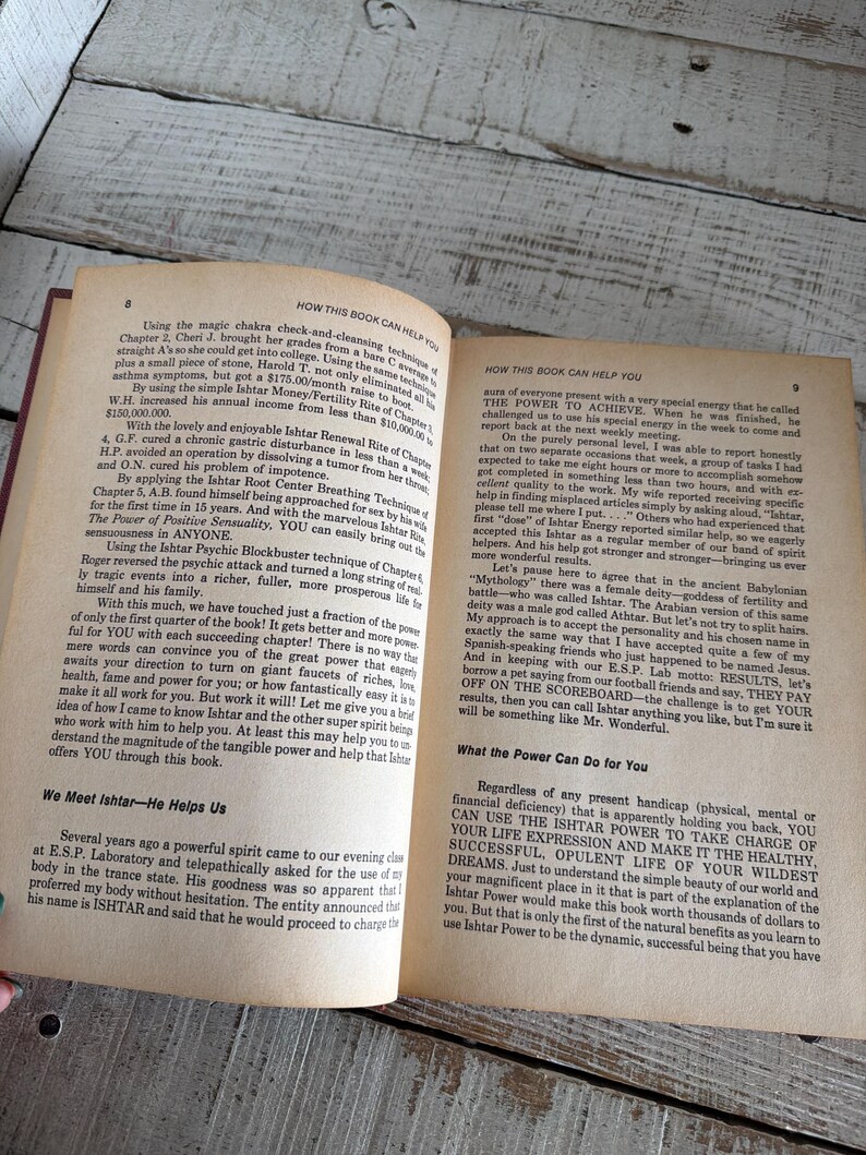 Puede incluir: Libro abierto sobre una superficie de madera, con texto sobre Ishtar y el poder de lograr. Las p&aacute;ginas est&aacute;n envejecidas, con texto visible y una est&eacute;tica vintage. El t&iacute;tulo y el autor del libro no son visibles.