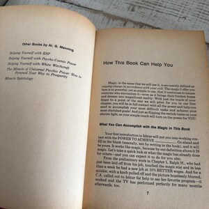 Puede incluir: Libro abierto con texto sobre magia y autoayuda. T&iacute;tulos incluyen "Helping Yourself with ESP" y "The Miracle of Universal Psychic Power". Las p&aacute;ginas est&aacute;n envejecidas, con texto en tinta negra.