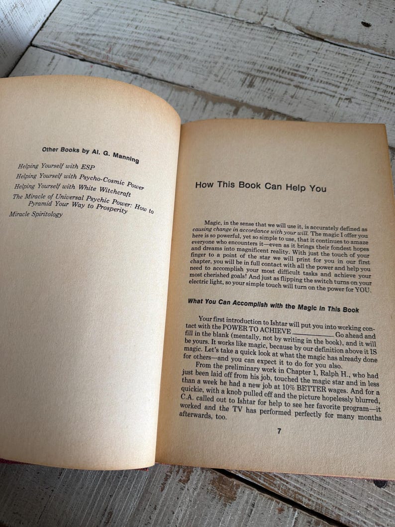 Puede incluir: Libro abierto con texto sobre magia y autoayuda. T&iacute;tulos incluyen "Helping Yourself with ESP" y "The Miracle of Universal Psychic Power". Las p&aacute;ginas est&aacute;n envejecidas, con texto en tinta negra.