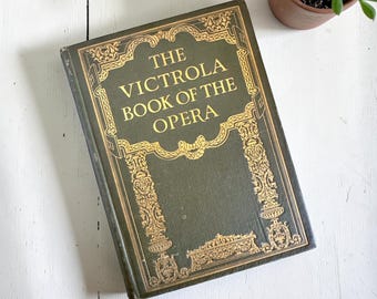 El libro de la ópera de Victrola, libro antiguo de 1924, decorado en verde y dorado, con historias e historia de la ópera.