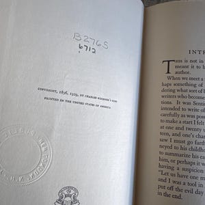 Puede incluir: Libro abierto con texto en la p&aacute;gina derecha y un aviso de copyright en la izquierda. La p&aacute;gina izquierda tiene un sello estampado y n&uacute;meros manuscritos. El copyright dice "Copyright, 1896, 1929, by Charles Scribner's Sons."