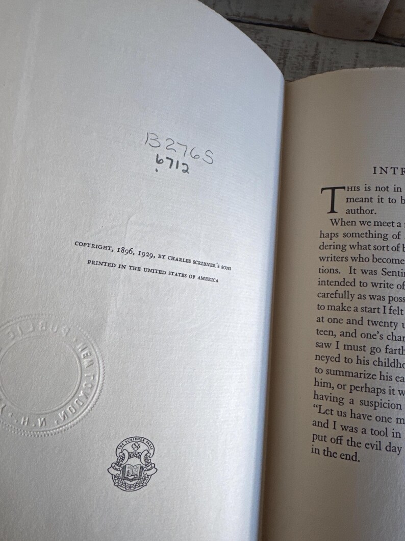 Puede incluir: Libro abierto con texto en la p&aacute;gina derecha y un aviso de copyright en la izquierda. La p&aacute;gina izquierda tiene un sello estampado y n&uacute;meros manuscritos. El copyright dice "Copyright, 1896, 1929, by Charles Scribner's Sons."