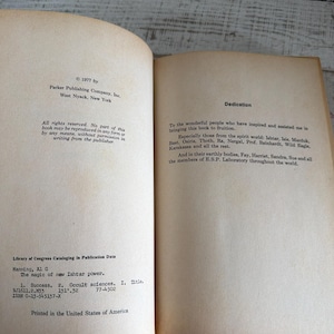 Puede incluir: Libro abierto con texto, titulado "The magic of new Ishtar power" por Al G. Manning. Publicado en 1977 por Parker Publishing Company, Inc. Incluye una dedicatoria y datos de catalogaci&oacute;n de la Biblioteca del Congreso.