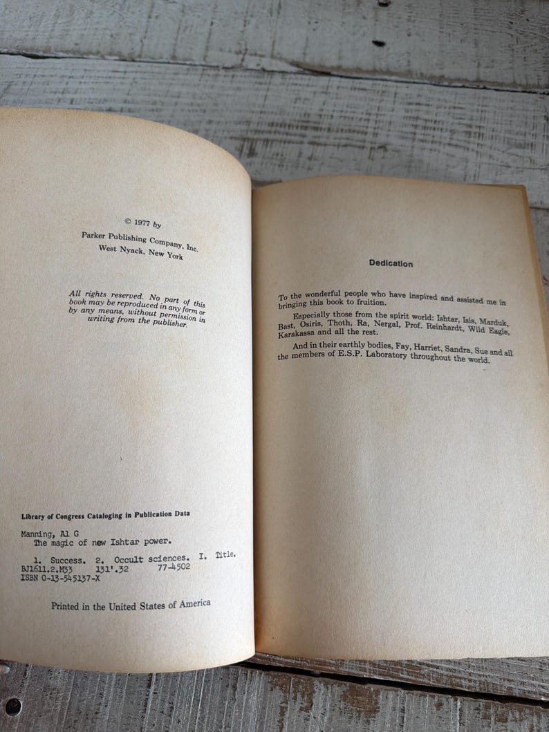 Puede incluir: Libro abierto con texto, titulado "The magic of new Ishtar power" por Al G. Manning. Publicado en 1977 por Parker Publishing Company, Inc. Incluye una dedicatoria y datos de catalogaci&oacute;n de la Biblioteca del Congreso.