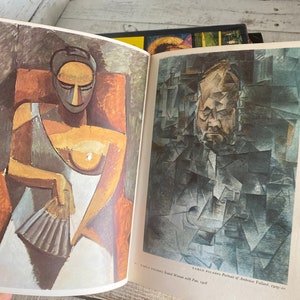 K&ouml;nnte beinhalten: Zwei Gem&auml;lde von Pablo Picasso. Das erste Gem&auml;lde ist ein Portr&auml;t einer Frau mit einem F&auml;cher. Das zweite Gem&auml;lde ist ein Portr&auml;t von Ambroise Vollard.