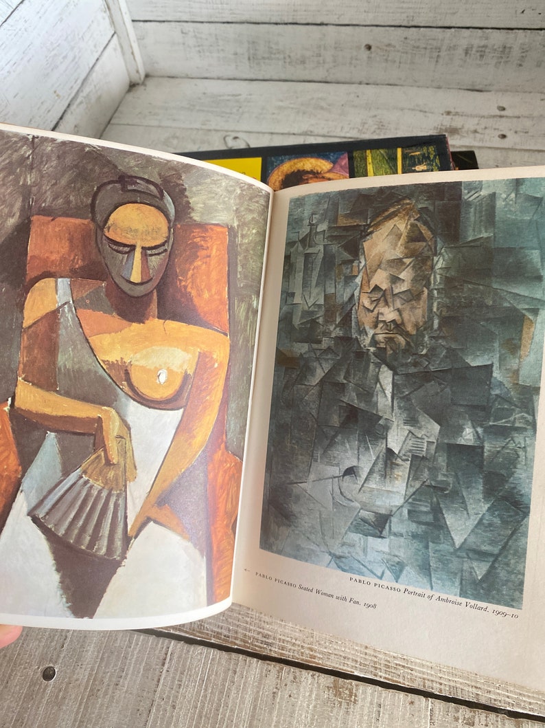 K&ouml;nnte beinhalten: Zwei Gem&auml;lde von Pablo Picasso. Das erste Gem&auml;lde ist ein Portr&auml;t einer Frau mit einem F&auml;cher. Das zweite Gem&auml;lde ist ein Portr&auml;t von Ambroise Vollard.
